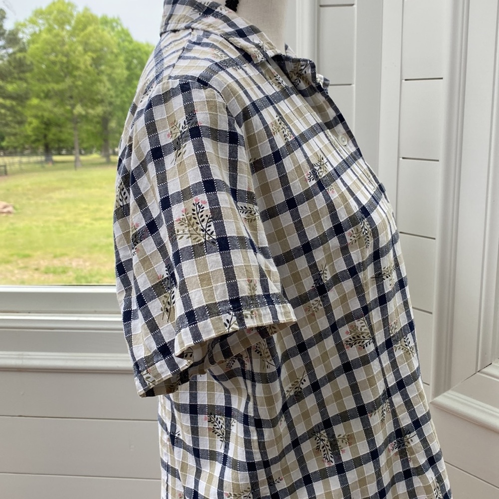 EUC Women’s Sag Harbor Sport Buttoned Shirt - Picture 4 of 8